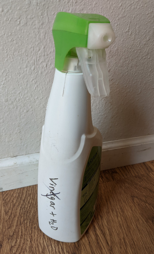 Water spray bottle